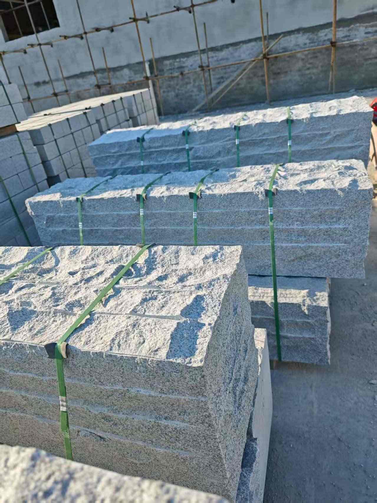 十堰芝麻白自然面整石 坐凳